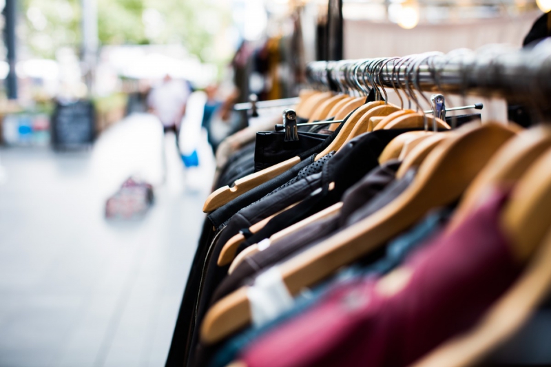 vitrine-VIDAUBAN-min_blur_close_up_focus_hanger_jacket_market_people_rack-1176303